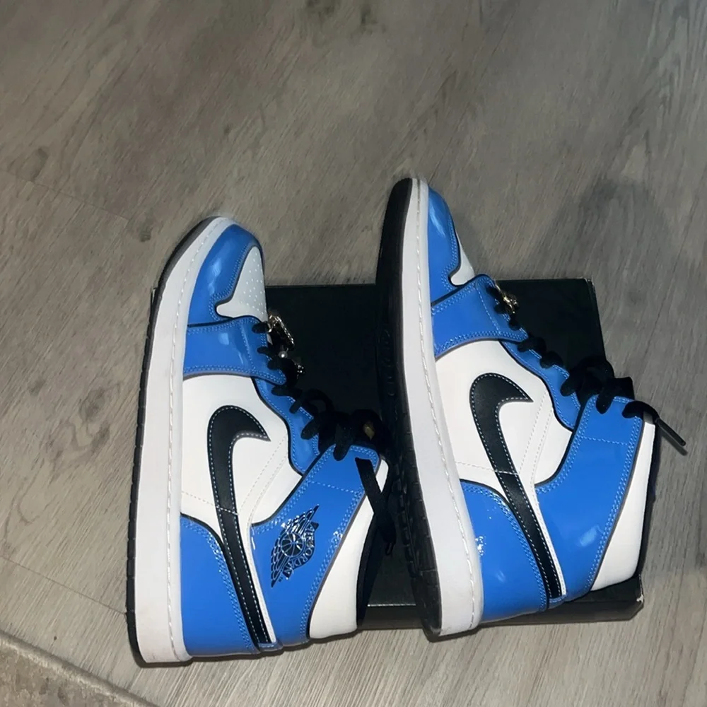 2021 Air Jordan 1 Mid SE 'Signal Blue'